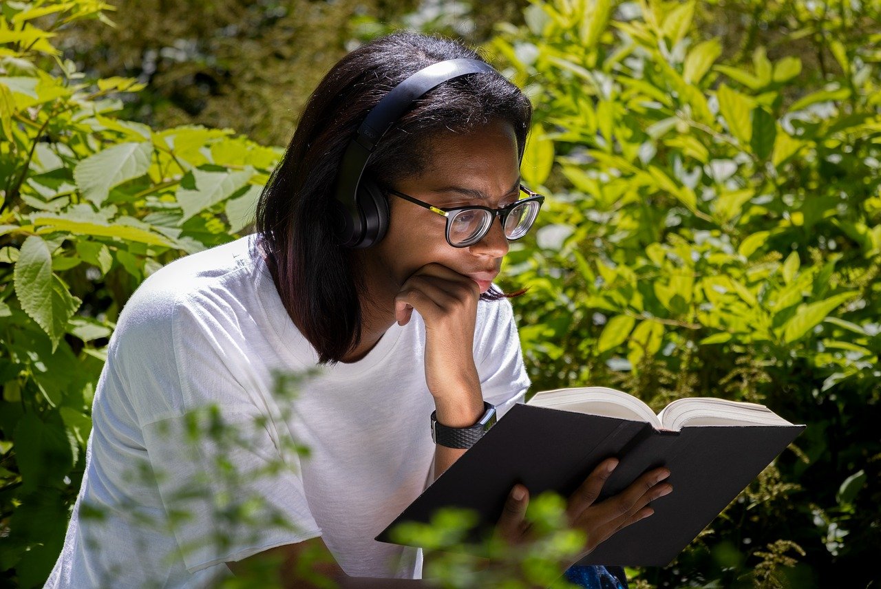 ontdek de uitdagingen van speciaal onderwijs, van diverse leerbehoeften tot inclusiestrategieën. krijg inzicht in effectieve benaderingen en ondersteunende middelen voor leerlingen met speciale behoeften.